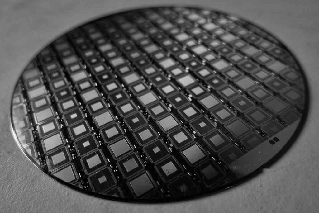Circle of abstract chip technology, on a dark background, for use in the website by Thomas Stray. The blog features opinions and views by Thomas Stray on the financial industry.